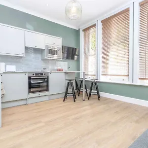 Apartment Verulum - By Coastline Retreats - Beautifully Designed Luxury Town Centre - 5 Minute Walk To The - Parking Included, Bournemouth